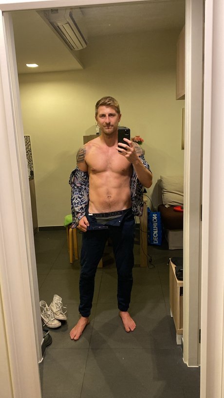 Nahá fotka uniklých OnlyFans od Yourbritishguy