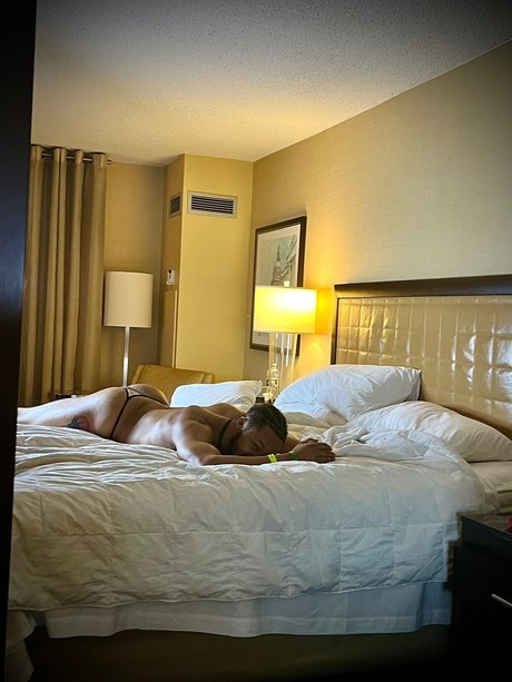 Naken läckt OnlyFans-bild av  Mr Blow Yo Back Out 