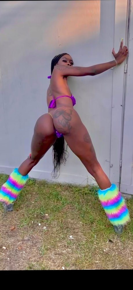 Naakte gelekte OnlyFans-foto van Sexyy Des  Solo Content