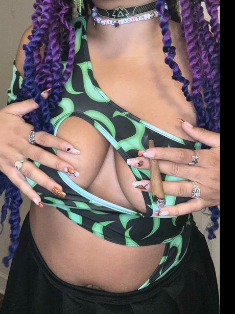 Обнаженная фотография утечки OnlyFans от That Pretty Rave Girl