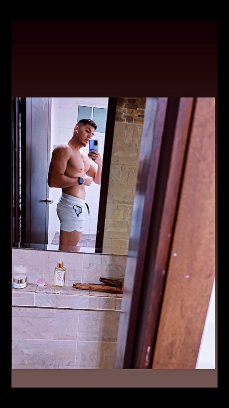 Alaston vuotanut OnlyFans-kuva Elias