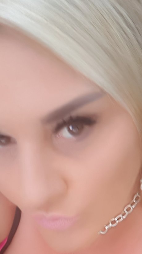Naken läckt OnlyFans-bild av H