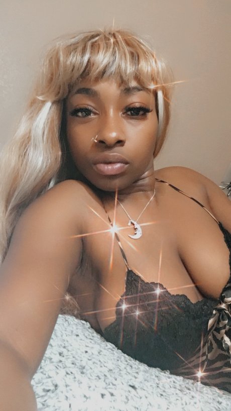 Naken läckt OnlyFans-bild av Trinabanks