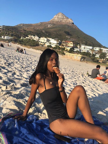 Naken lekkede OnlyFans-bilde av Tswelelopele
