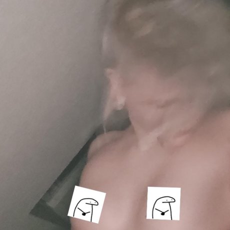 Alaston vuotanut OnlyFans-kuva Silver