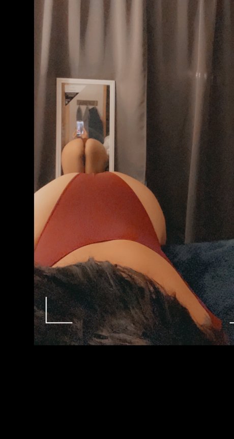 Naken läckt OnlyFans-bild av Charlene Elam