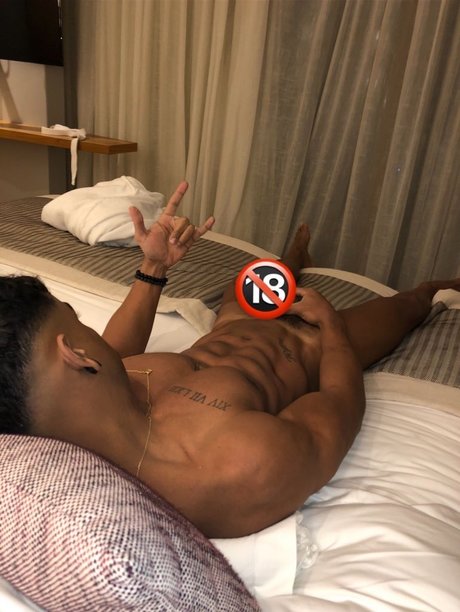 Naken läckt OnlyFans-bild av Niel