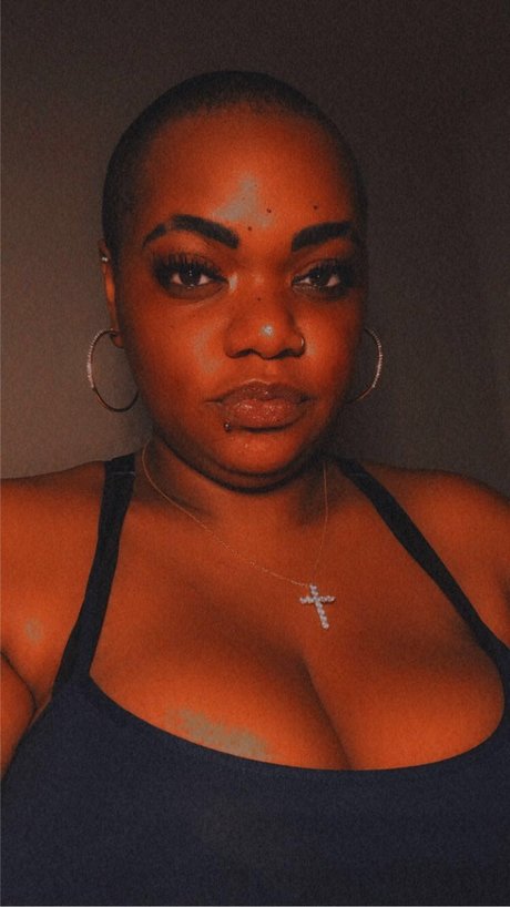 Alaston vuotanut OnlyFans-kuva Queen Chay