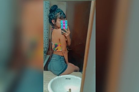 Naken läckt OnlyFans-bild av More