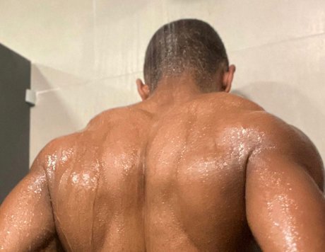 Alasti lekkinud OnlyFans-i pilt Enzo 