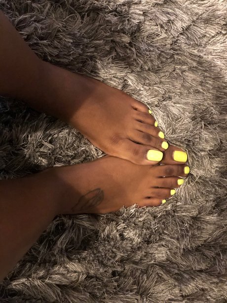 Naken läckt OnlyFans-bild av Sneakersolesandtoes