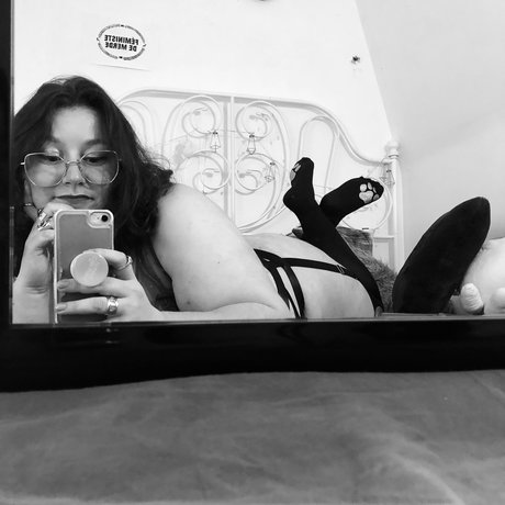Naken läckt OnlyFans-bild av 70s Bitch