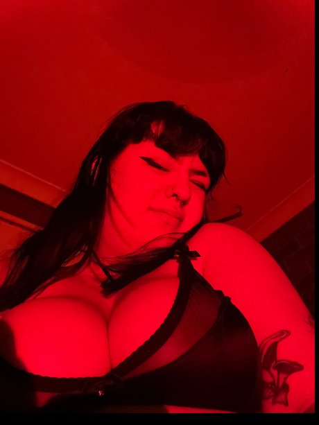 Alaston vuotanut OnlyFans-kuva Elaine Valentine 