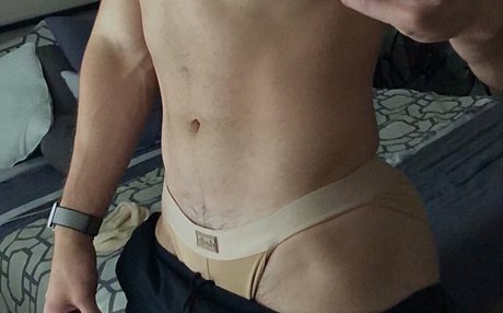 Naken läckt OnlyFans-bild av J