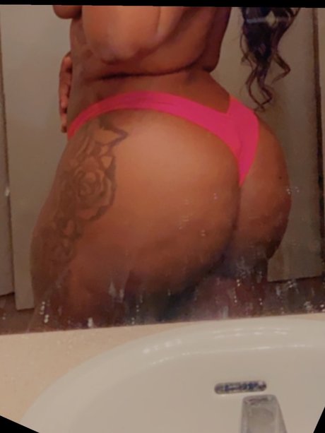 Naken läckt OnlyFans-bild av Paris Lee