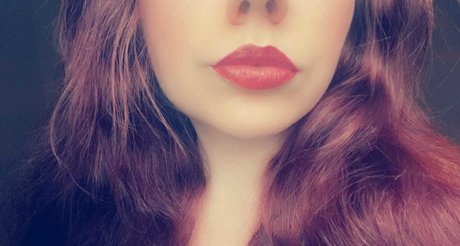 Alaston vuotanut OnlyFans-kuva Red And Curvy
