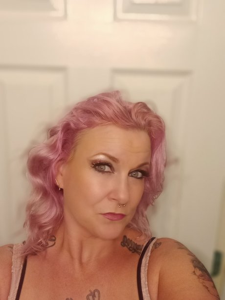 Naakte gelekte OnlyFans-foto van Nora Egan