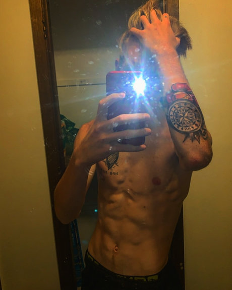 Naken läckt OnlyFans-bild av Xuited
