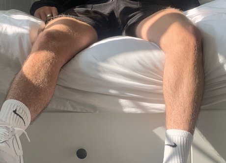 Naakte gelekte OnlyFans-foto van Ollie Taylor