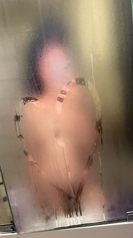 Alaston vuotanut OnlyFans-kuva Hot Cross Buns