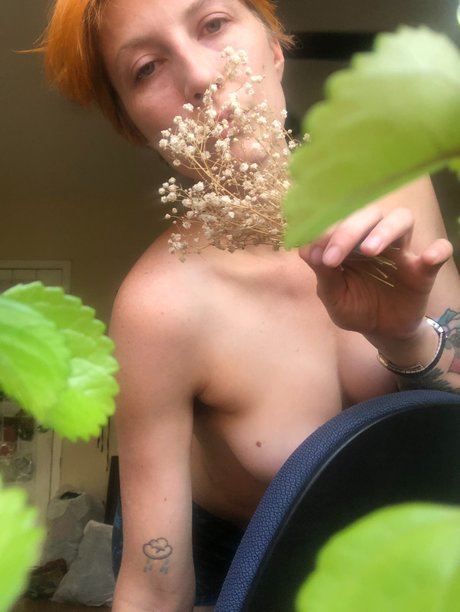 Alaston vuotanut OnlyFans-kuva Neon Faye