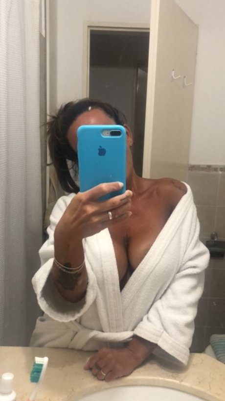 Naken läckt OnlyFans-bild av Hot Mom
