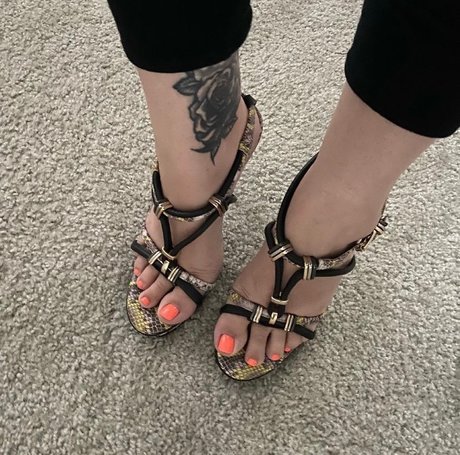 Naken läckt OnlyFans-bild av Fabfeetandheels