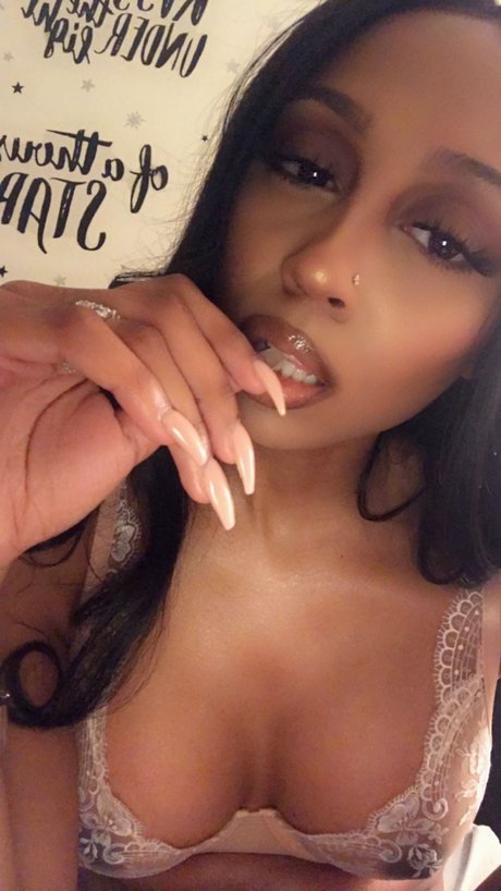 Alasti lekkinud OnlyFans-i pilt Skye