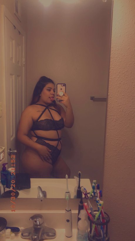 Nacktes geleaktes OnlyFans-Foto von Renaa