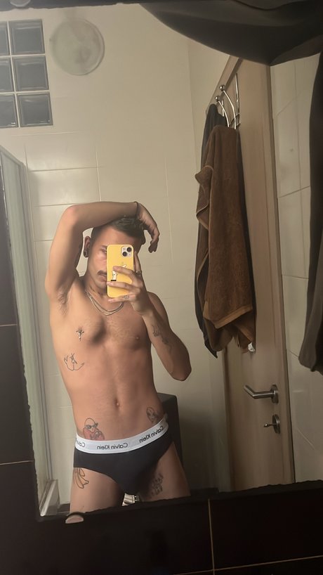 Nahá fotka uniklých OnlyFans od Xylon Busuttil