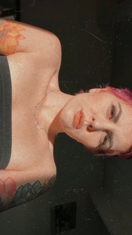 Naken läckt OnlyFans-bild av Honey Bee