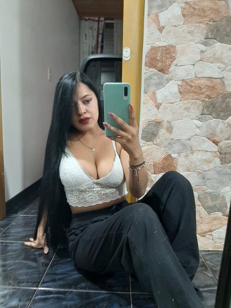 Naken läckt OnlyFans-bild av Juli