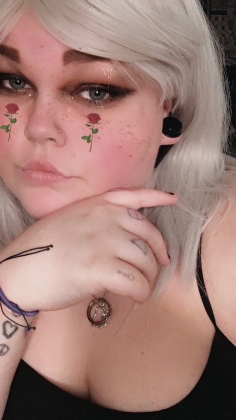 Alasti lekkinud OnlyFans-i pilt Greyson