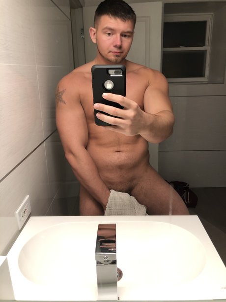Alasti lekkinud OnlyFans-i pilt Biggdaddy