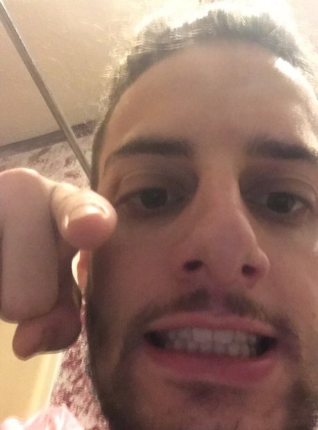 Alasti lekkinud OnlyFans-i pilt Michael Khoury