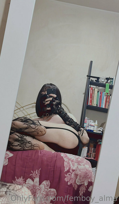 Naakte gelekte OnlyFans-foto van Femboyalma