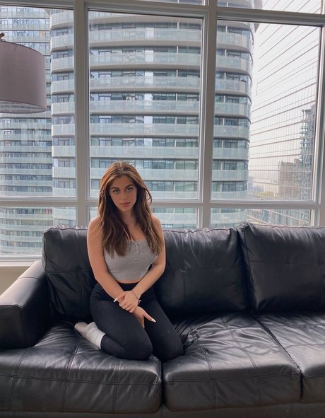 Foto nua vazada do OnlyFans de Baby Ariel