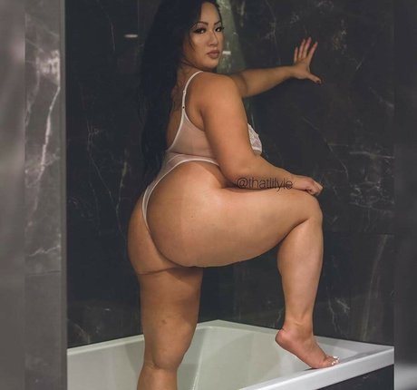 Naken lekkede OnlyFans-bilde av Lily Le
