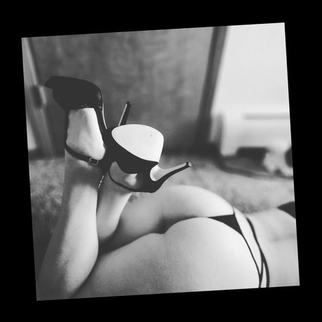 Naakte gelekte OnlyFans-foto van Montana