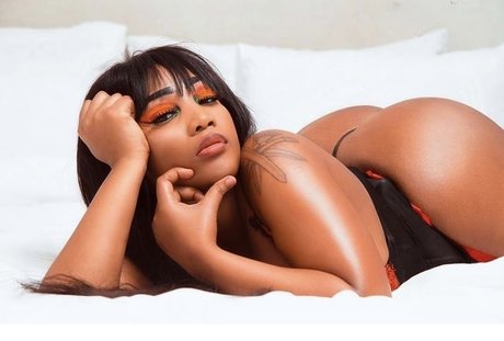 Naken läckt OnlyFans-bild av Coco Berries