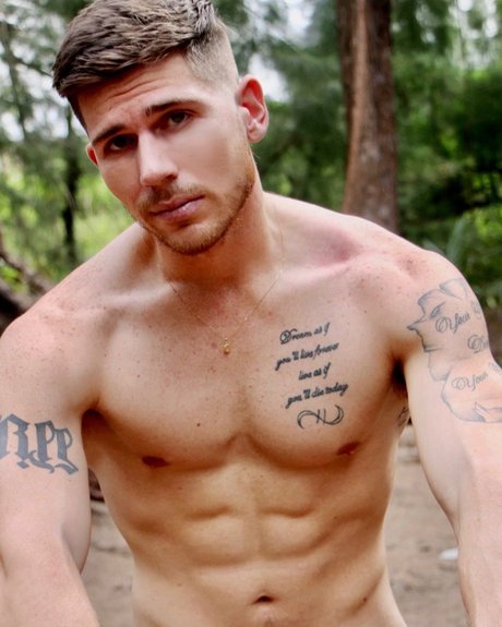 Naken lekkede OnlyFans-bilde av Derek