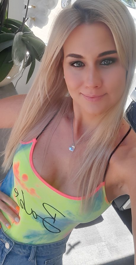 Alasti lekkinud OnlyFans-i pilt Naomi Zarane