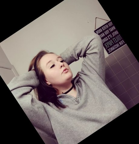 Naken läckt OnlyFans-bild av Madelina Babe