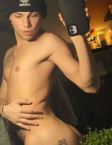 Alaston vuotanut OnlyFans-kuva Holy Holt