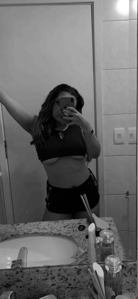 Обнаженная фотография утечки OnlyFans от Lari 