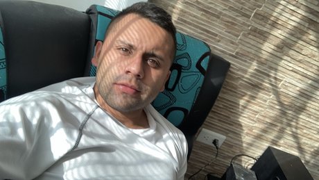 Naken läckt OnlyFans-bild av Juan Guzman