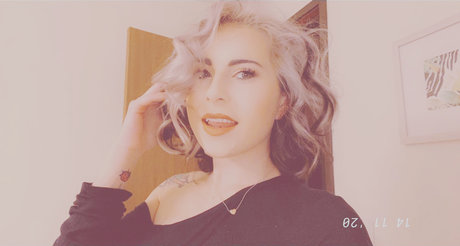 Naakte gelekte OnlyFans-foto van Vee