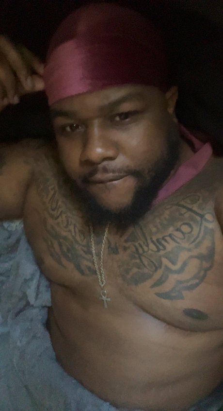 Naakte gelekte OnlyFans-foto van King Darnell