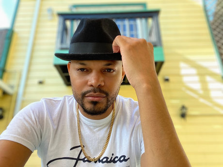Naakte gelekte OnlyFans-foto van Seattle Reggae Scene