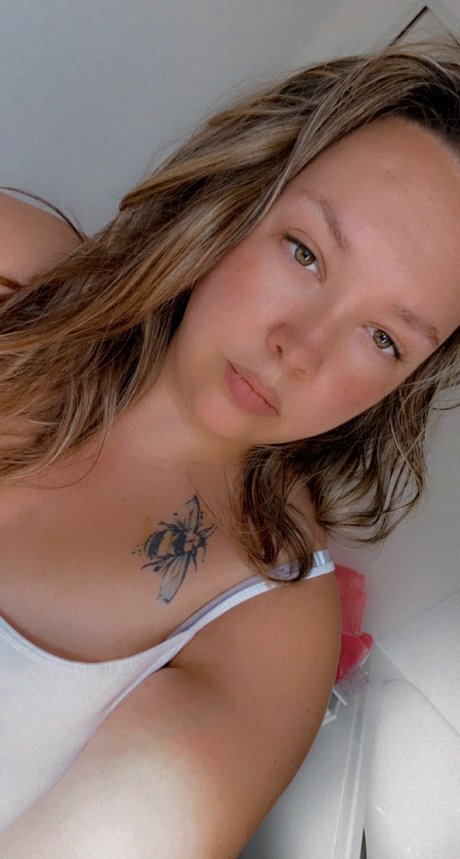 Naakte gelekte OnlyFans-foto van Hana Sage 